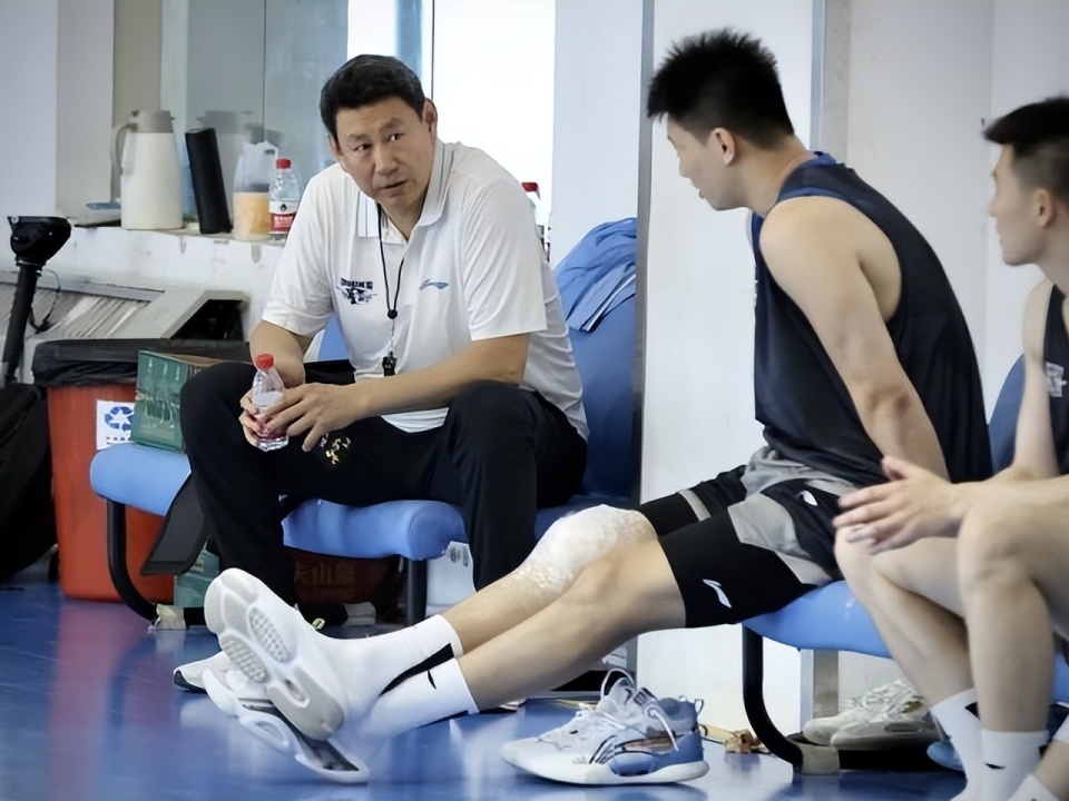 今晚体能课后,北京首钢强势反弹备战NBA常规赛,气氛紧张,年轻球员得到机会的简单介绍 今晚体能课后,北京首钢强势反弹备战NBA常规赛,气氛紧张,年轻球员得到机会的简单介绍