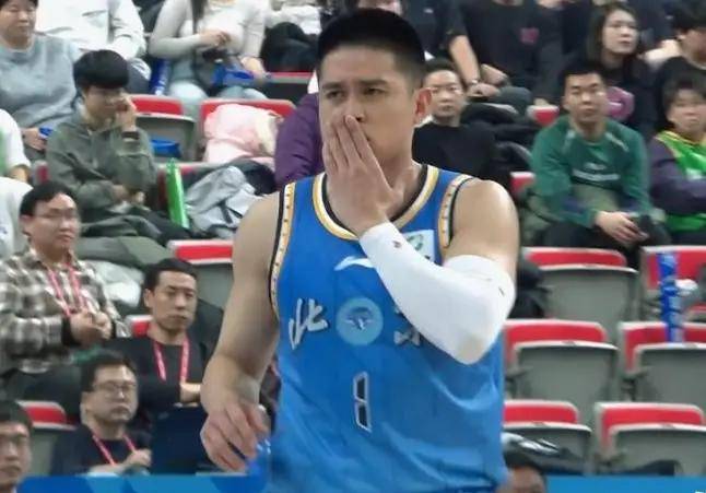 今晚体能课后,北京首钢强势反弹备战NBA常规赛,气氛紧张,年轻球员得到机会的简单介绍 今晚体能课后,北京首钢强势反弹备战NBA常规赛,气氛紧张,年轻球员得到机会的简单介绍